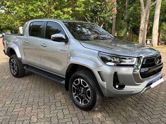 TOYOTA HILUX 2.8 D-4D TURBO DIESEL CD SRX PLUS 4X4 AUTOMÁTICO